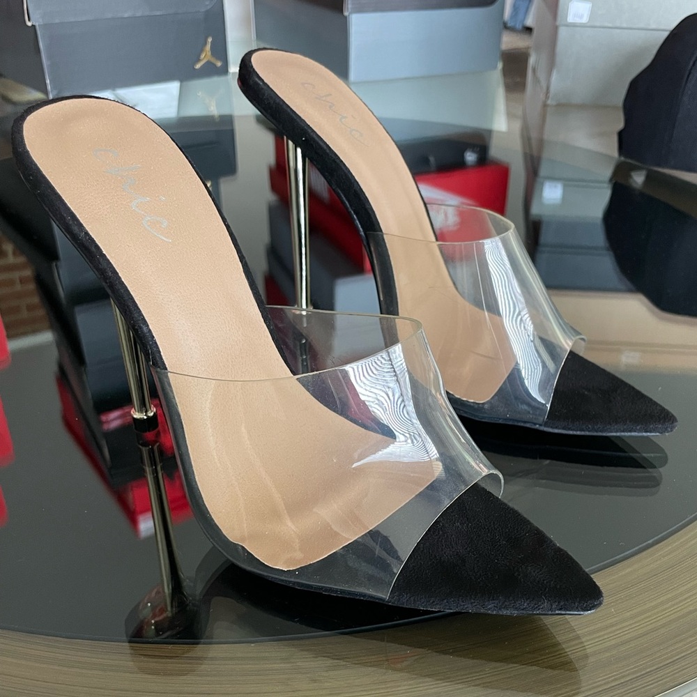 Brand New - Black and gold open back pump